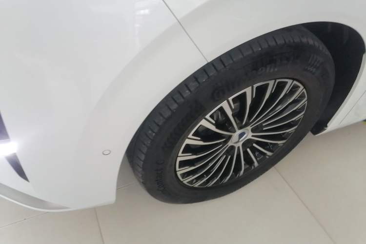 Used Denza D9 2022 DM-i 970 Four-Wheel Drive Flagship Model Left Front Wheel Hub