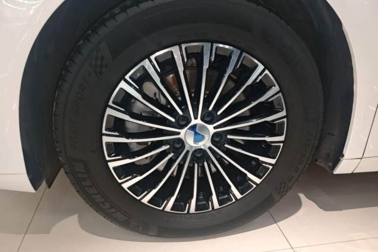 Used Denza D9 2022 DM-i 970 Four-Wheel Drive Prestige Model Left Front Wheel Hub