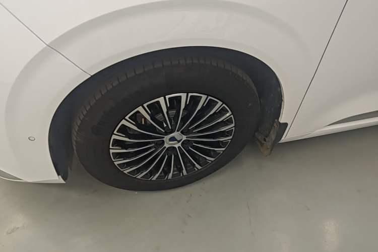 Used Denza D9 2022 DM-i 970 Four-Wheel Drive Flagship Model Left Front Wheel Hub