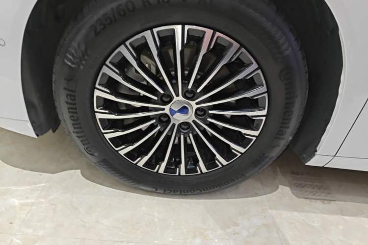 Used Denza D9 2022 DM-i 970 Four-Wheel Drive Flagship Model Left Front Wheel Hub