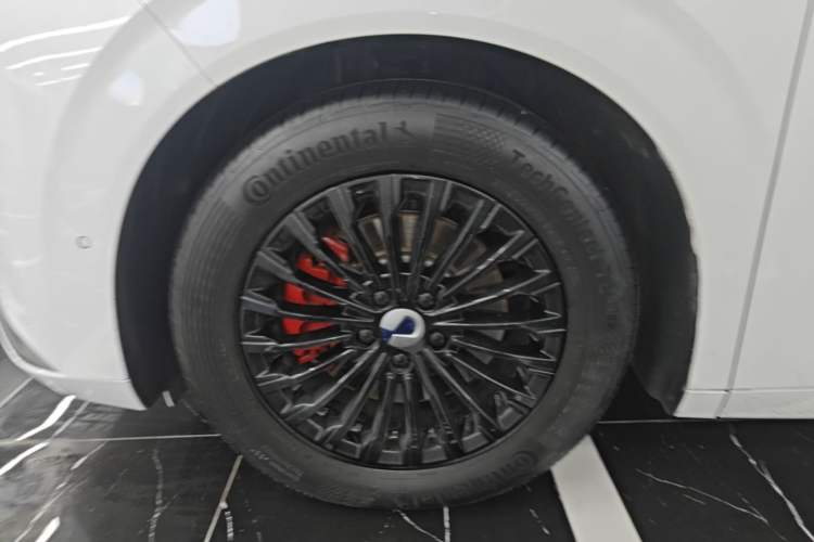 Used Denza D9 2022 DM-i 970 Four-Wheel Drive Flagship Model Left Front Wheel Hub