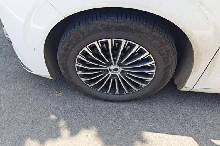 Used Denza D9 2022 DM-i 970 Four-Wheel Drive Flagship Model Left Front Wheel Hub