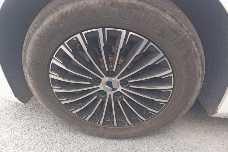 Used Denza D9 2022 DM-i 970 Four-Wheel Drive Flagship Model Left Front Wheel Hub