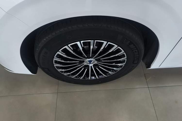 Used Denza D9 2022 DM-i 970 Four-Wheel Drive Prestige Model Left Front Wheel Hub