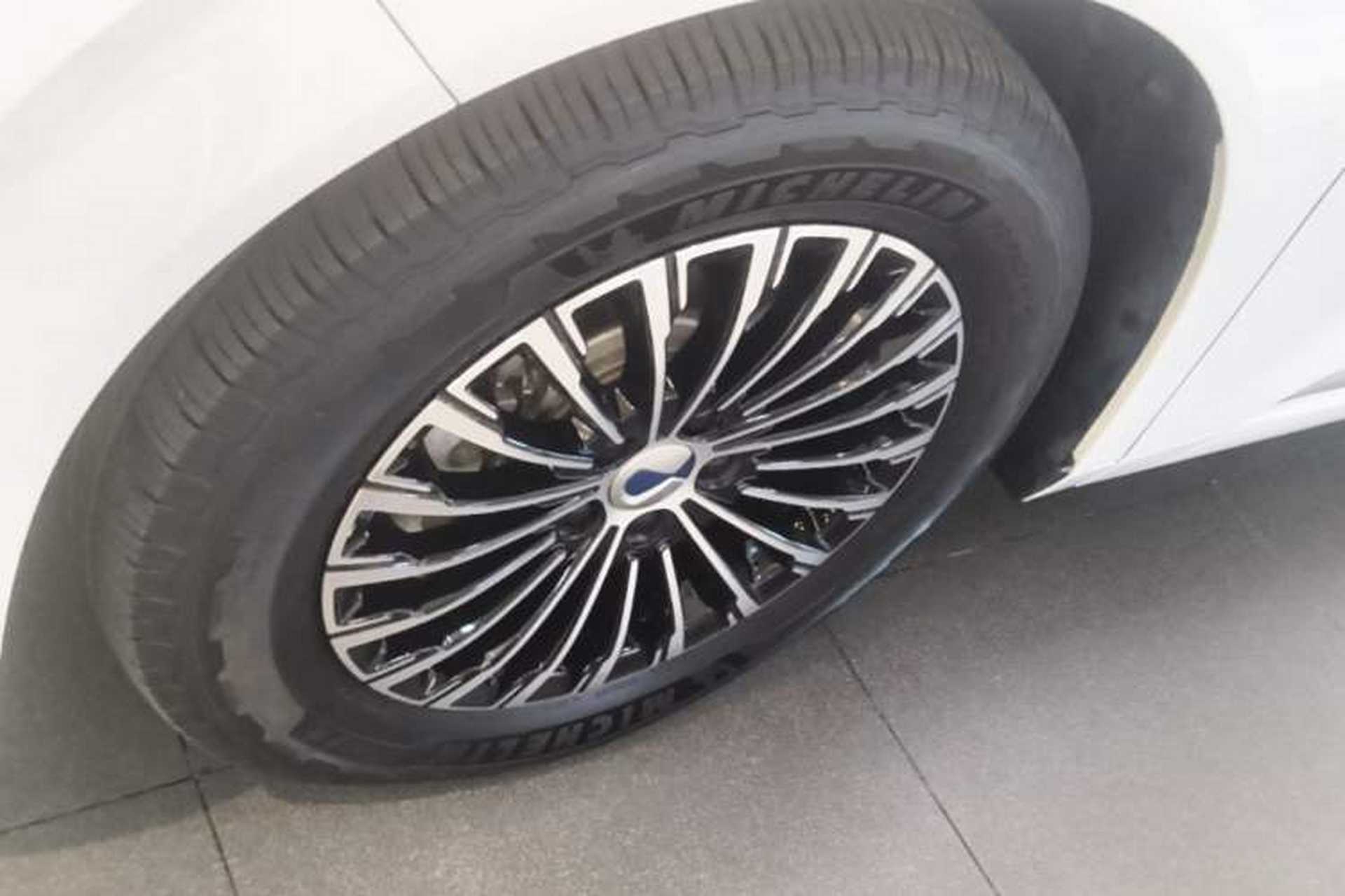 Used Denza D9 2022 DM-i 970 Four-Wheel Drive Prestige Model Left Front Wheel Hub