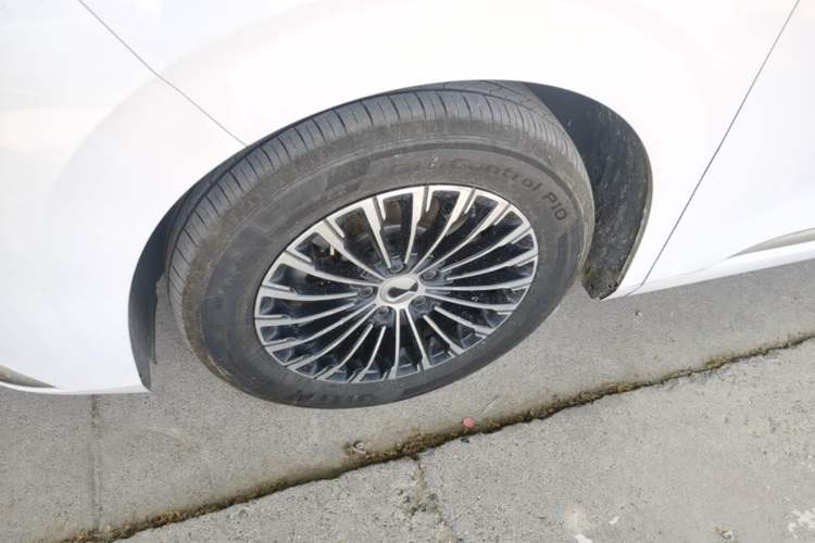 Used Denza D9 2022 DM-i 1040 Prestige Model Left Front Wheel Hub