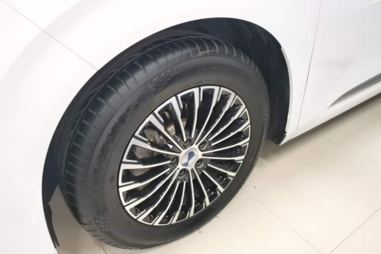 Used Denza D9 2022 DM-i 1040 Prestige Model Left Front Wheel Hub