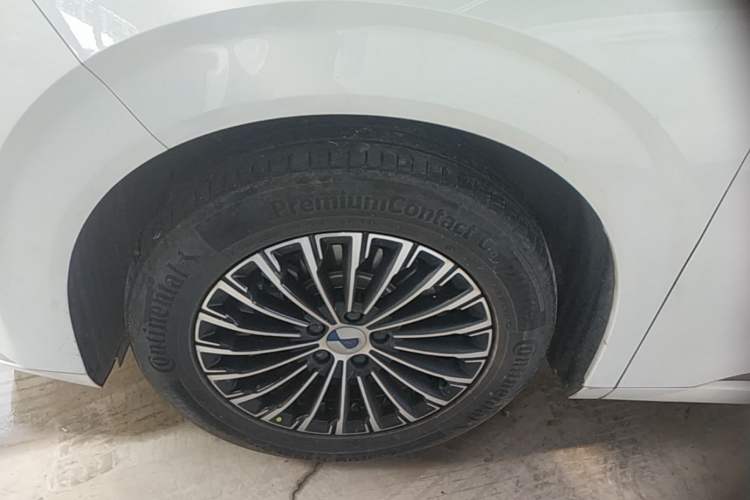 Used Denza D9 2022 DM-i 1040 Prestige Model Left Front Wheel Hub