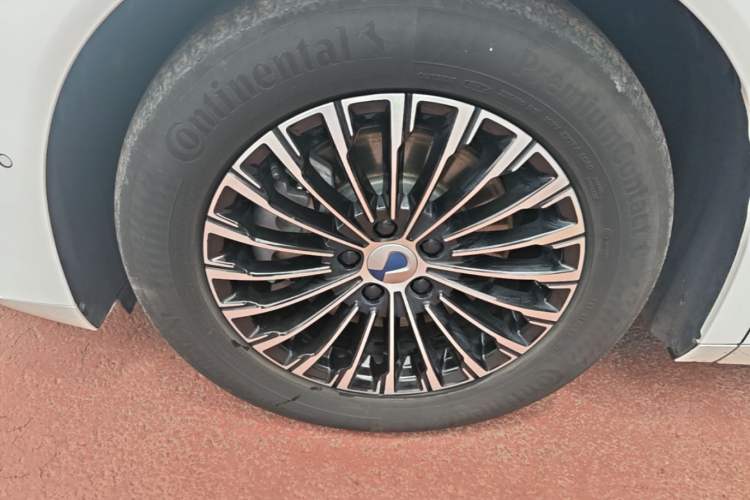 Used Denza D9 2022 DM-i 970 Four-Wheel Drive Flagship Model Left Front Wheel Hub