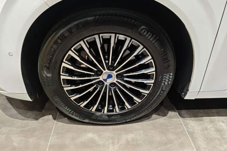 Used Denza D9 2022 DM-i 970 Four-Wheel Drive Flagship Model Left Front Wheel Hub