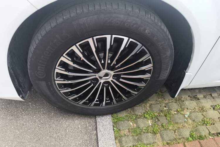 Used Denza D9 2022 DM-i 970 Four-Wheel Drive Flagship Model Left Front Wheel Hub