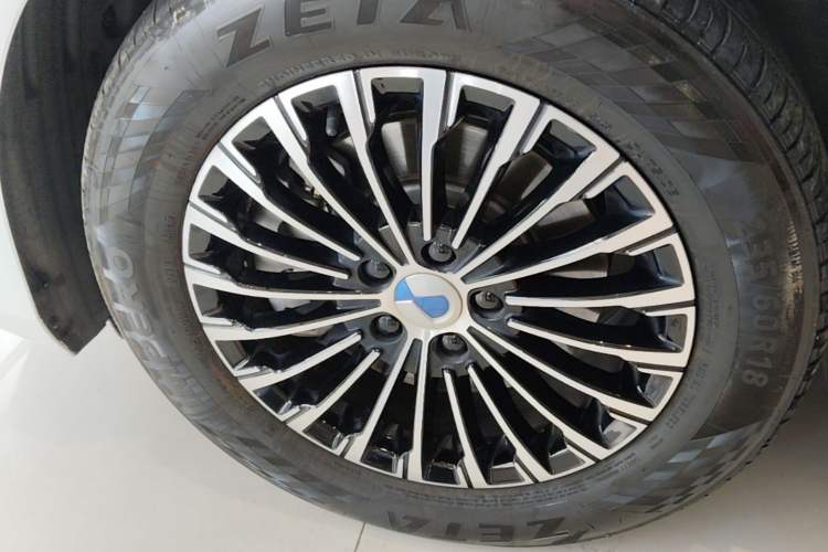 Used Denza D9 2022 DM-i 970 Four-Wheel Drive Prestige Model Left Front Wheel Hub