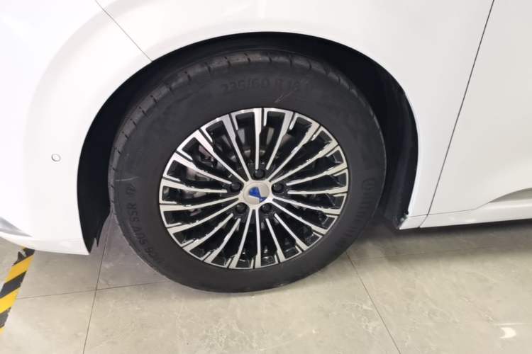 Used Denza D9 2022 DM-i 970 Four-Wheel Drive Flagship Model Left Front Wheel Hub
