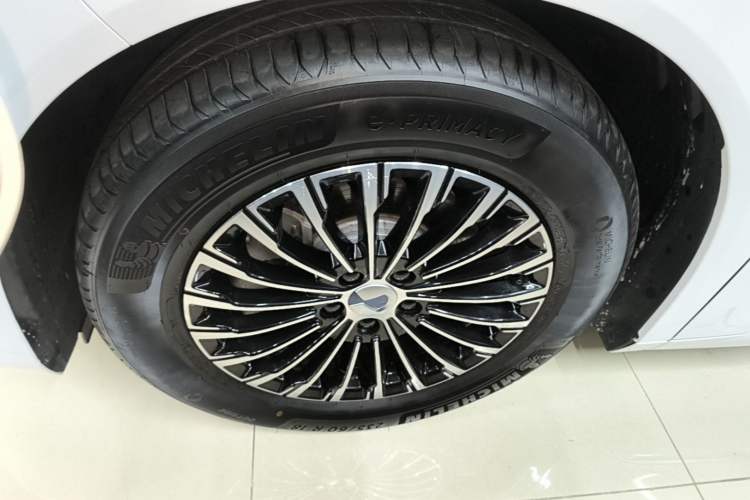 Used Denza D9 2022 DM-i 970 Four-Wheel Drive Flagship Model Left Front Wheel Hub