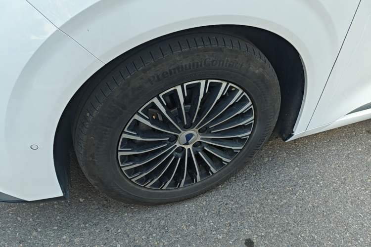 Used Denza D9 2022 DM-i 970 Four-Wheel Drive Flagship Model Left Front Wheel Hub