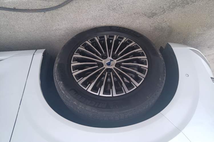 Used Denza D9 2022 DM-i 970 Four-Wheel Drive Flagship Model Left Front Wheel Hub
