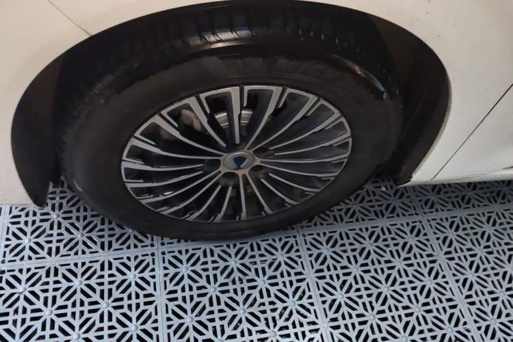 Used Denza D9 2022 DM-i 970 Four-Wheel Drive Flagship Model Left Front Wheel Hub