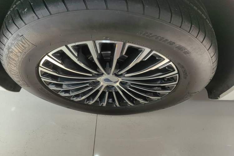 Used Denza D9 2022 DM-i 970 Four-Wheel Drive Prestige Model Left Front Wheel Hub