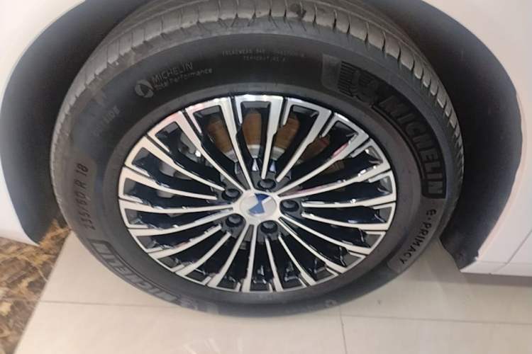 Used Denza D9 2022 DM-i 970 Four-Wheel Drive Flagship Model Left Front Wheel Hub