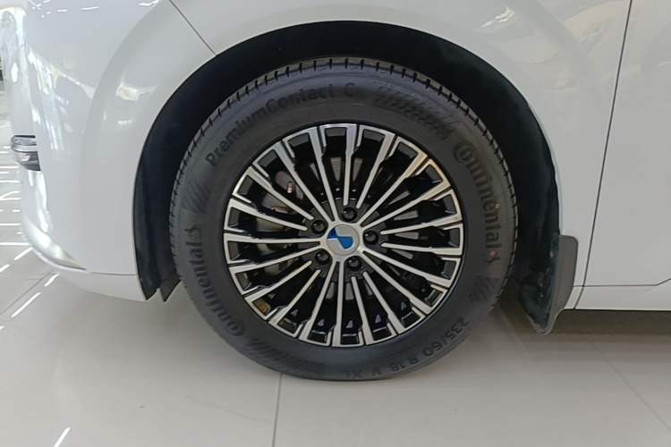 Used Denza D9 2022 DM-i 970 Four-Wheel Drive Prestige Model Left Front Wheel Hub