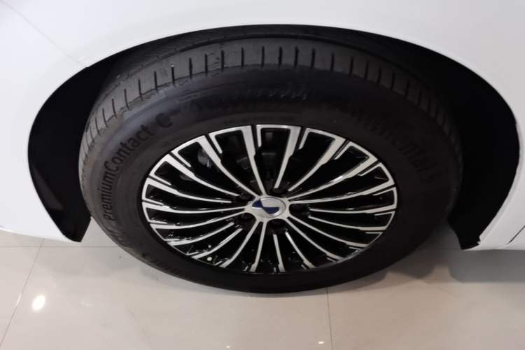 Used Denza D9 2022 DM-i 970 Four-Wheel Drive Prestige Model Left Front Wheel Hub