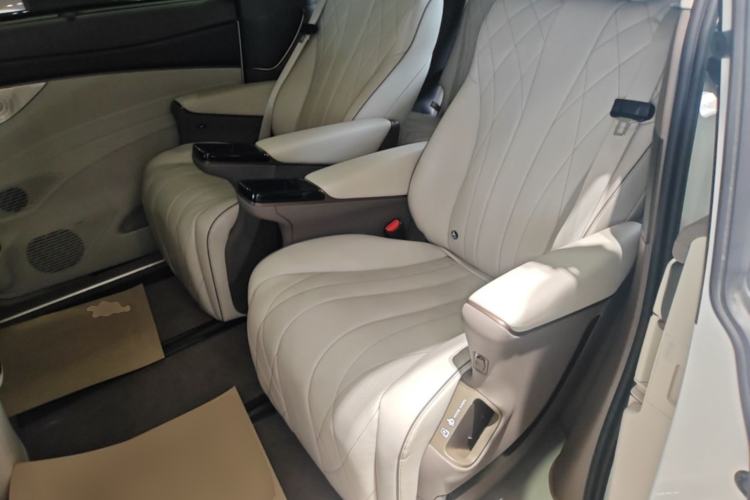 Used Denza D9 2022 DM-i 970 Four-Wheel Drive Flagship Model Left Rear Seat