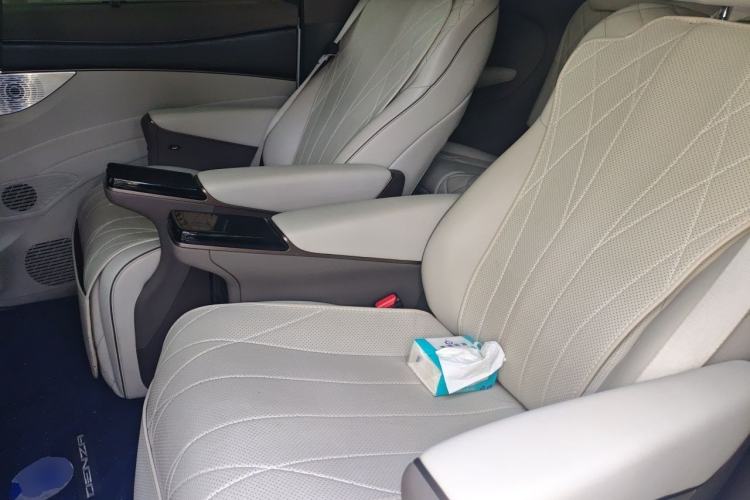 Used Denza D9 2022 DM-i 970 Four-Wheel Drive Flagship Model Left Rear Seat