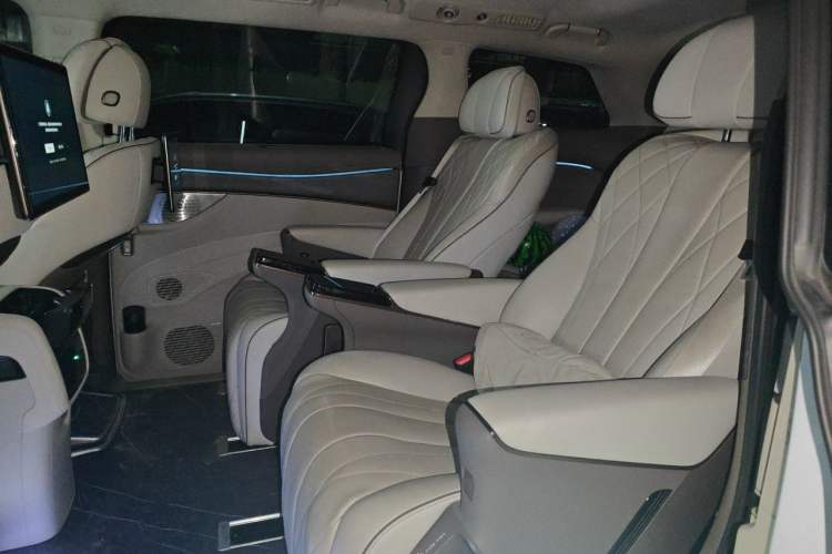 Used Denza D9 2022 DM-i 970 Four-Wheel Drive Flagship Model Left Rear Seat