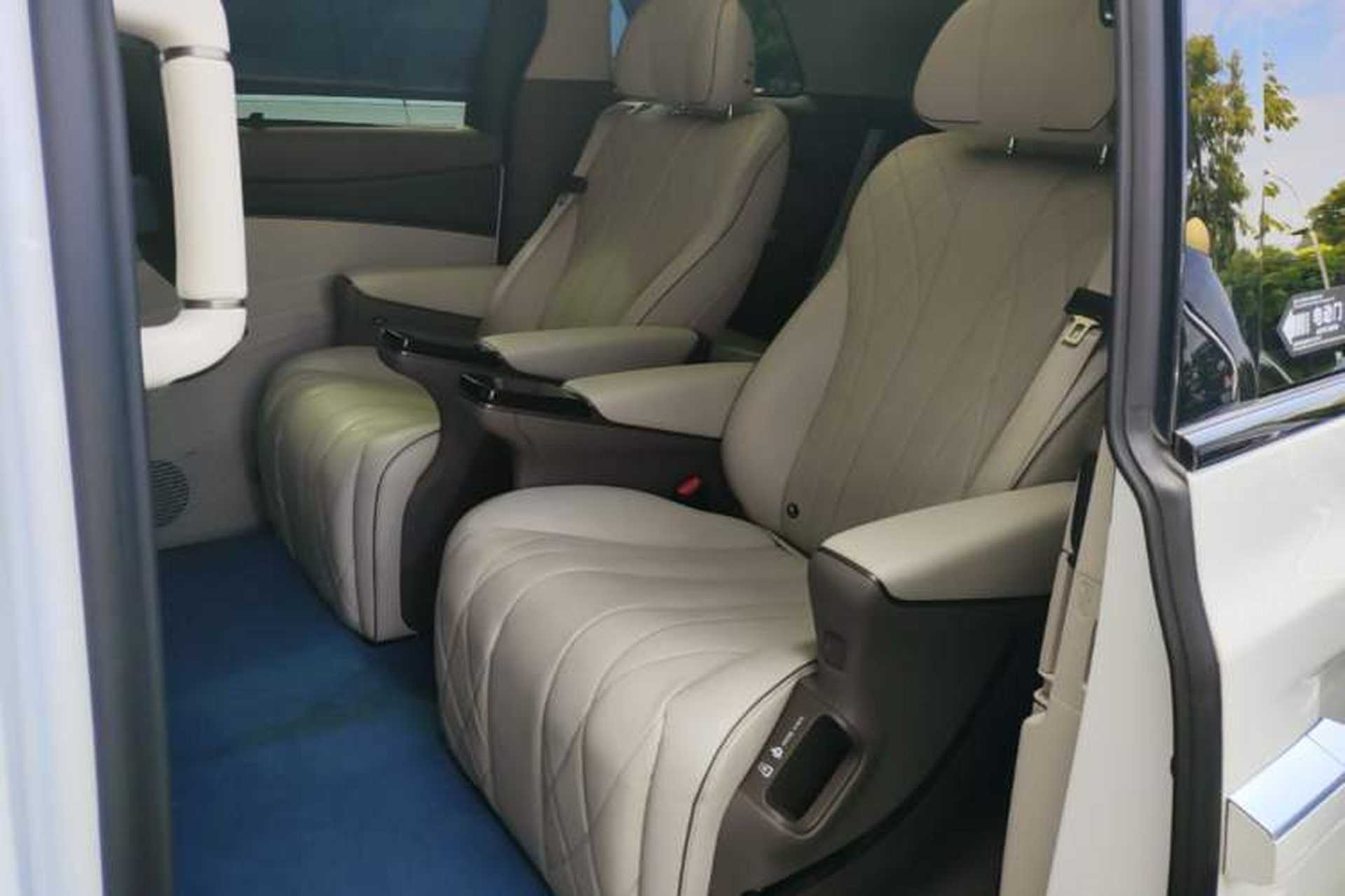 Used Denza D9 2022 DM-i 970 Four-Wheel Drive Flagship Model Left Rear Seat
