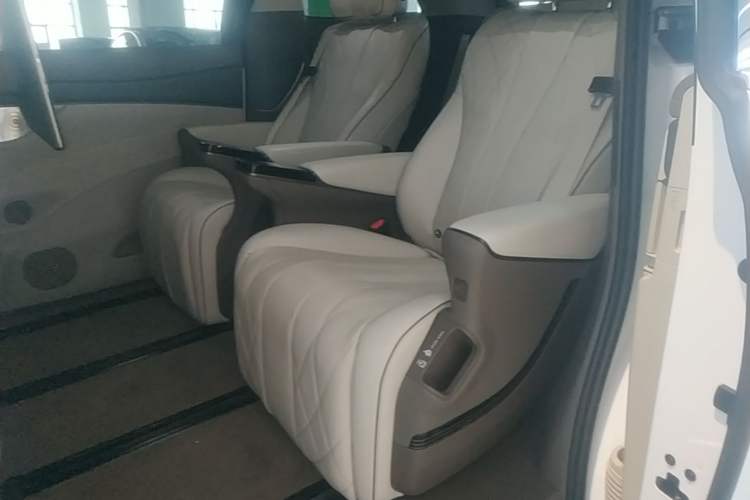 Used Denza D9 2022 DM-i 970 Four-Wheel Drive Flagship Model Left Rear Seat