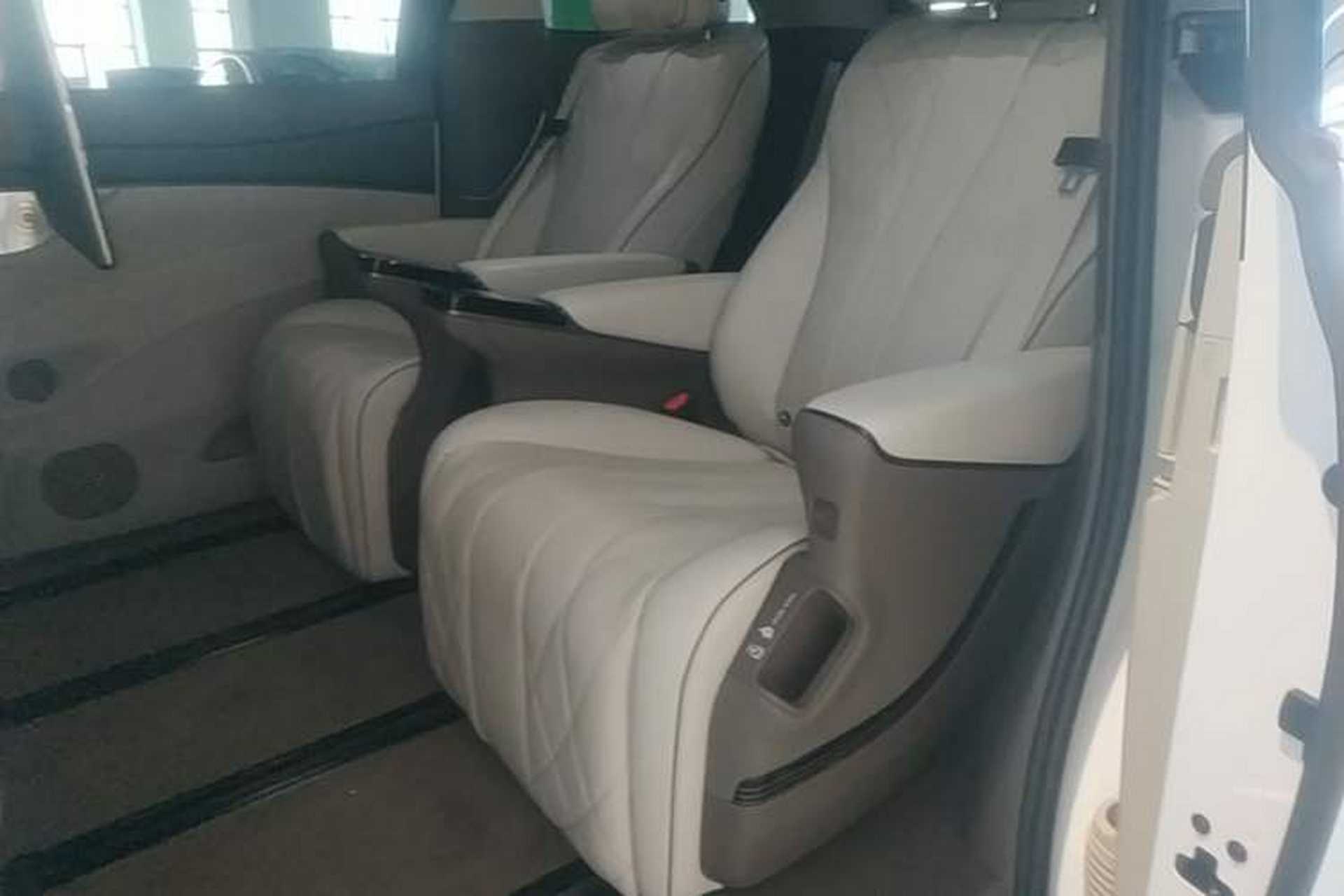Used Denza D9 2022 DM-i 970 Four-Wheel Drive Flagship Model Left Rear Seat