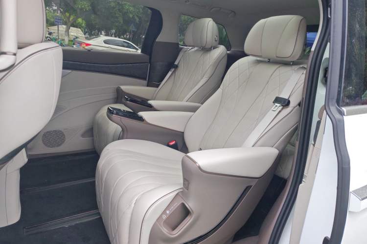 Used Denza D9 2022 DM-i 1040 Prestige Model Left Rear Seat