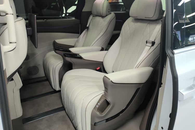 Used Denza D9 2022 DM-i 970 Four-Wheel Drive Flagship Model Left Rear Seat