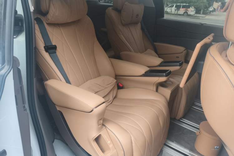 Used Denza D9 2022 DM-i 970 Four-Wheel Drive Prestige Model Left Rear Seat