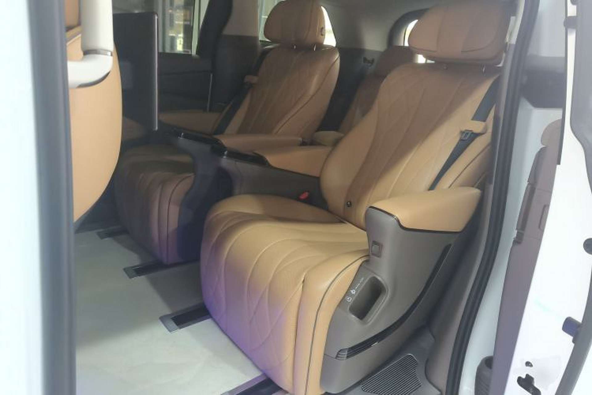 Used Denza D9 2022 DM-i 970 Four-Wheel Drive Prestige Model Left Rear Seat