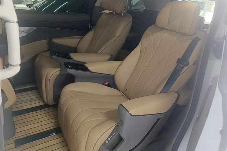 Used Denza D9 2022 EV 600 Four-Wheel Drive Flagship Model Left Rear Seat
