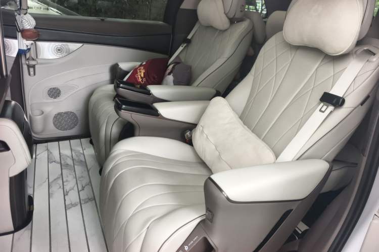 Used Denza D9 2022 DM-i 970 Four-Wheel Drive Flagship Model Left Rear Seat