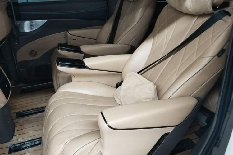 Used Denza D9 2022 DM-i 970 Four-Wheel Drive Flagship Model Left Rear Seat