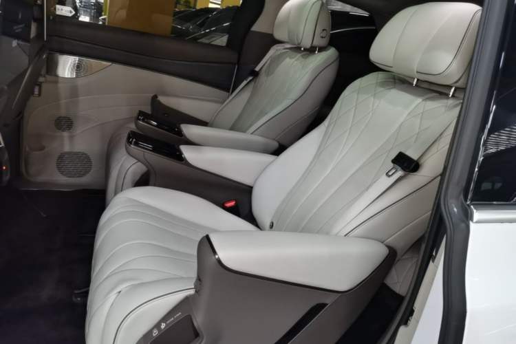 Used Denza D9 2022 DM-i 970 Four-Wheel Drive Prestige Model Left Rear Seat