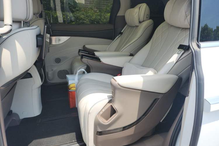 Used Denza D9 2022 DM-i 970 Four-Wheel Drive Prestige Model Left Rear Seat