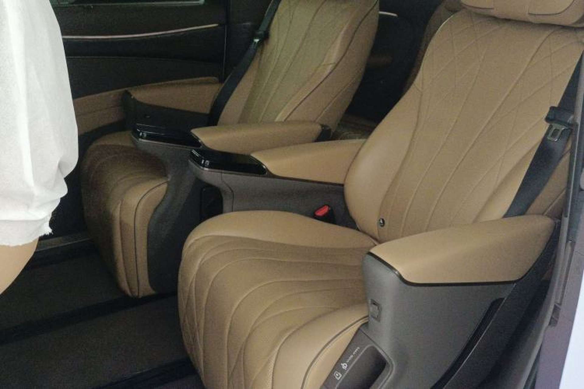 Used Denza D9 2022 DM-i 1040 Prestige Model Left Rear Seat