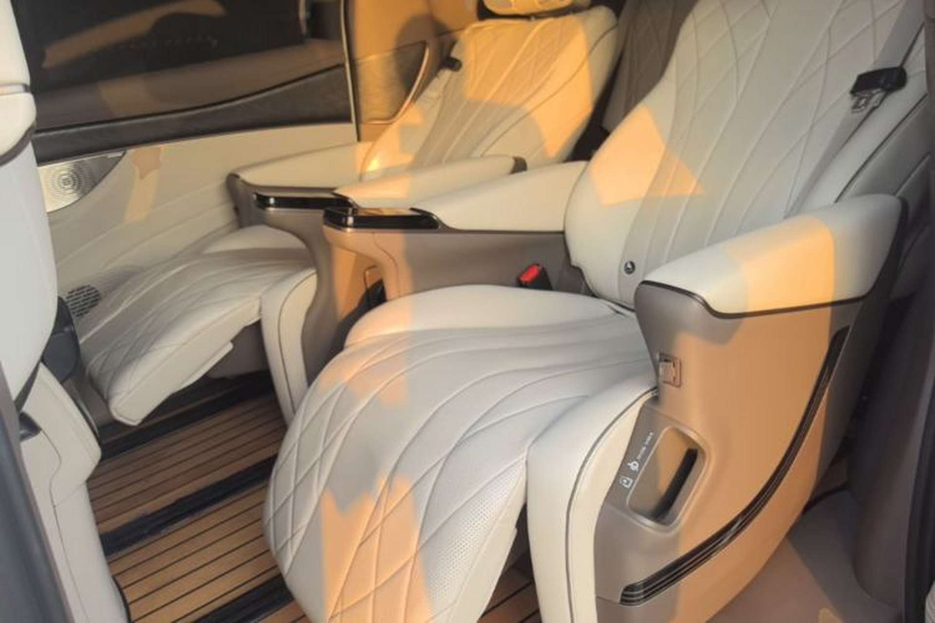 Used Denza D9 2022 DM-i 1040 Prestige Model Left Rear Seat