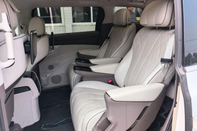 Used Denza D9 2022 DM-i 970 Four-Wheel Drive Prestige Model Left Rear Seat