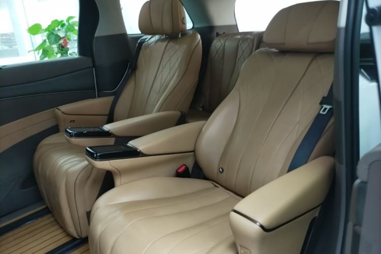Used Denza D9 2022 DM-i 970 Four-Wheel Drive Prestige Model Left Rear Seat
