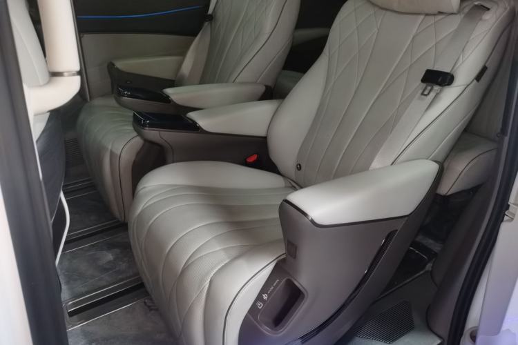 Used Denza D9 2022 DM-i 970 Four-Wheel Drive Flagship Model Left Rear Seat