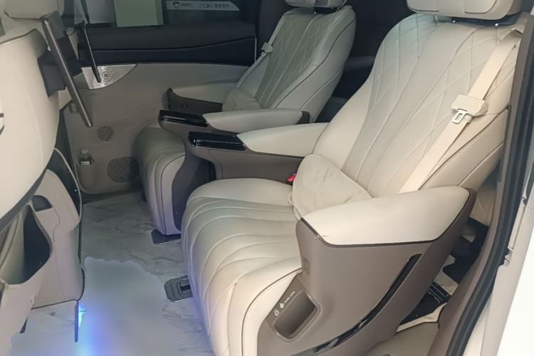 Used Denza D9 2022 DM-i 970 Four-Wheel Drive Prestige Model Left Rear Seat