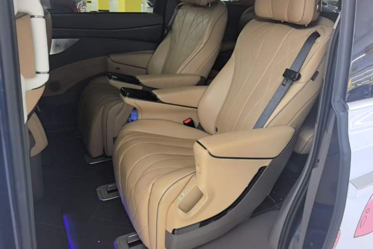 Used Denza D9 2022 DM-i 1040 Prestige Model Left Rear Seat