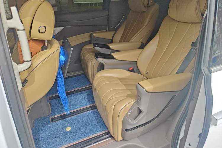 Used Denza D9 2022 DM-i 970 Four-Wheel Drive Flagship Model Left Rear Seat