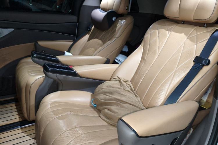 Used Denza D9 2022 DM-i 970 Four-Wheel Drive Prestige Model Left Rear Seat