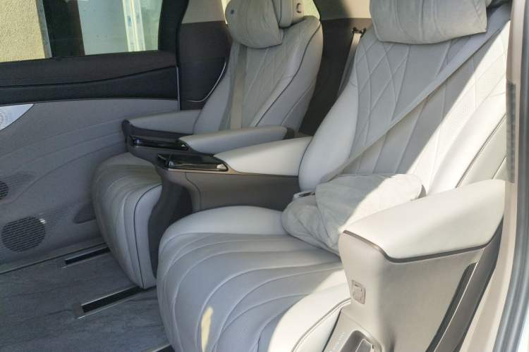Used Denza D9 2022 DM-i 970 Four-Wheel Drive Flagship Model Left Rear Seat
